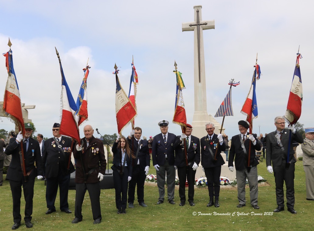 Lég1 Claude Dunois entouré avec les porte drapeaux